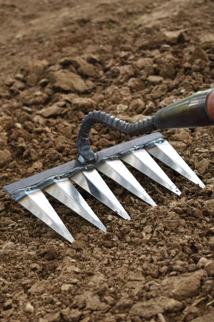 GardenRake - Der robuste Unkrautstecher aus Eisen
